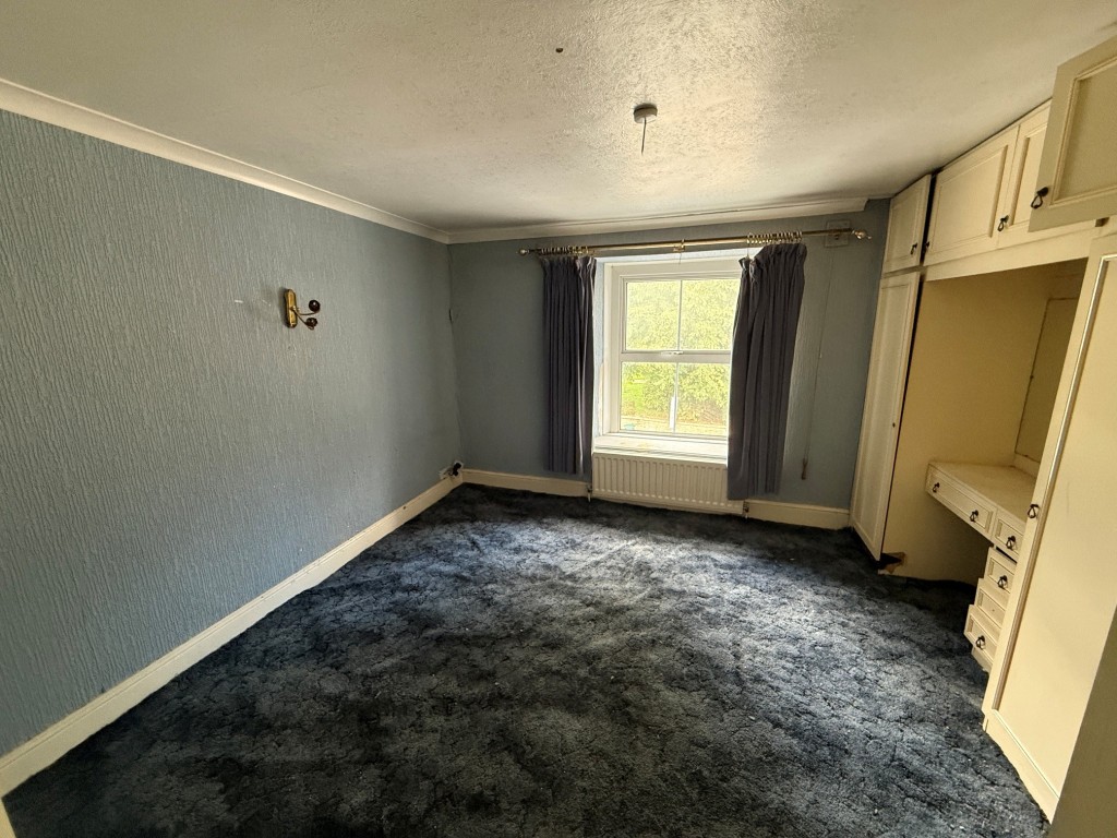 Lot: 15 - TOWN CENTRE PROPERTY WITH CONSENT FOR THREE DWELLINGS - Upstairs bedroom